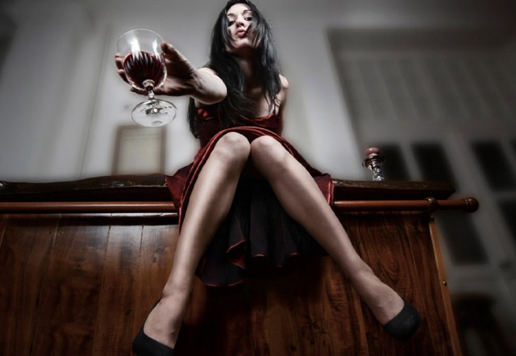 девушка с бокалом вина
