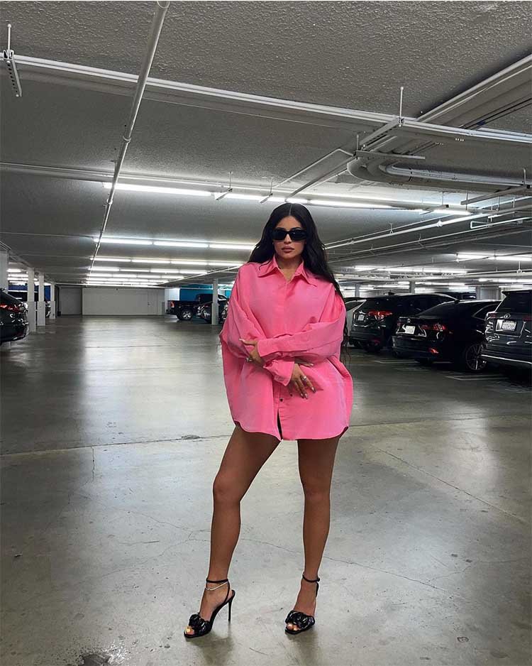 Кайли Дженнер в розово свободной рубашке
