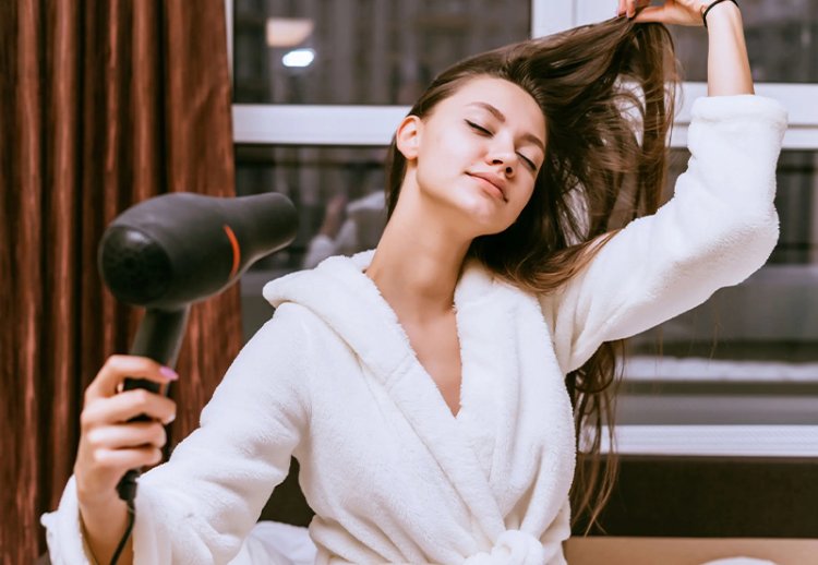 Как правильно сушить волосы феном: 8 советов