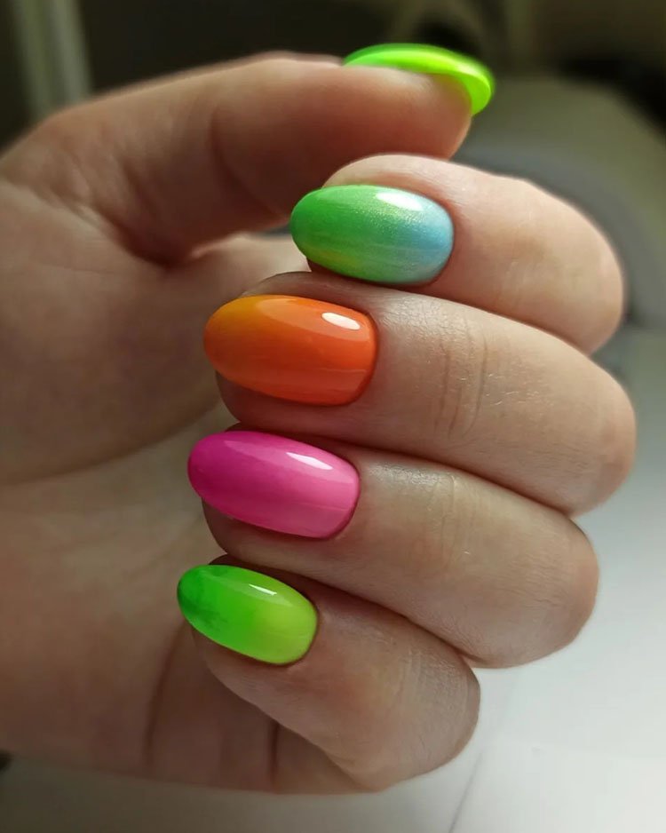 разный цвет ногтей