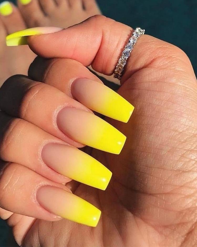 яркий желтый градиент на длинных ногтях
