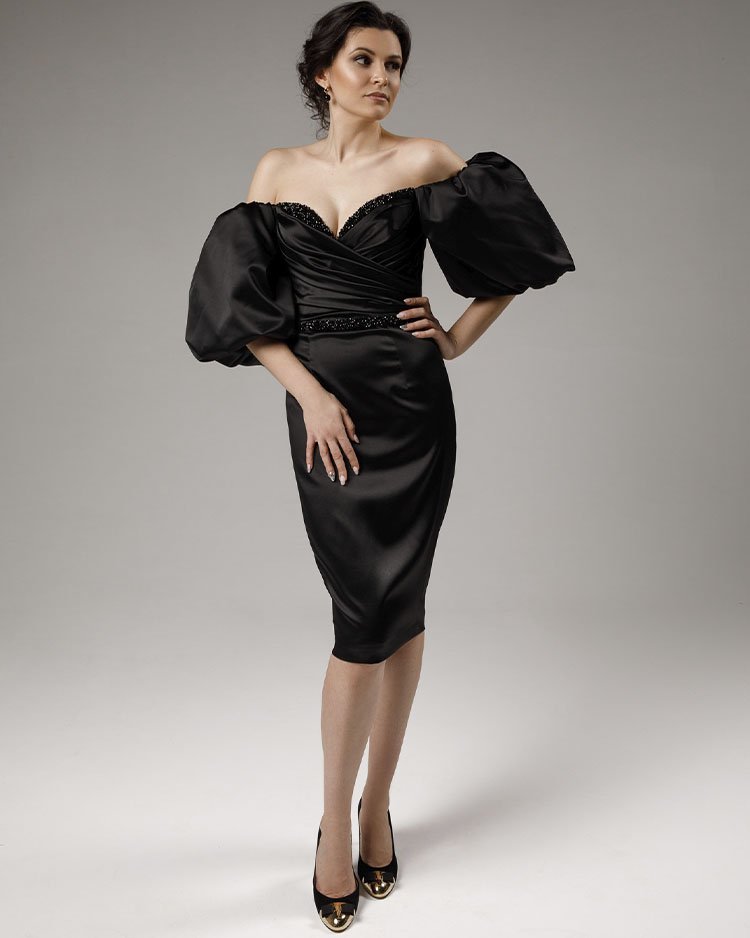 черное атласное платье миди с большими рукавами фонариками