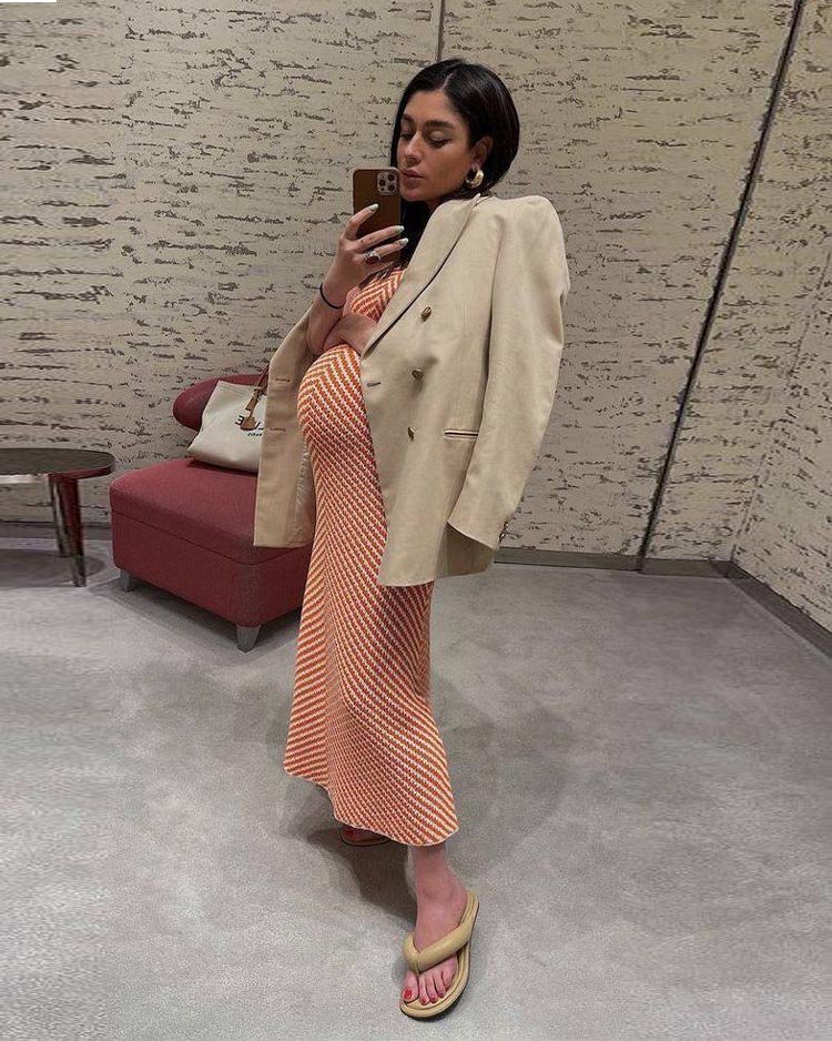 модный беременный образ платья с пиджаком