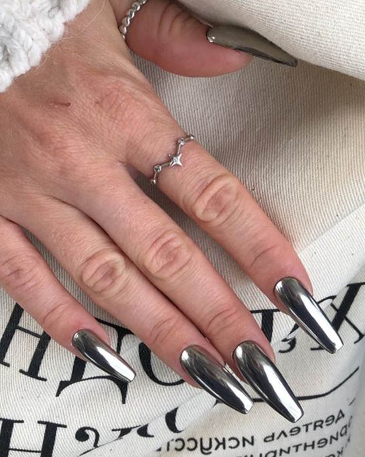 Длинные серебряные ногти с эффектом металлик