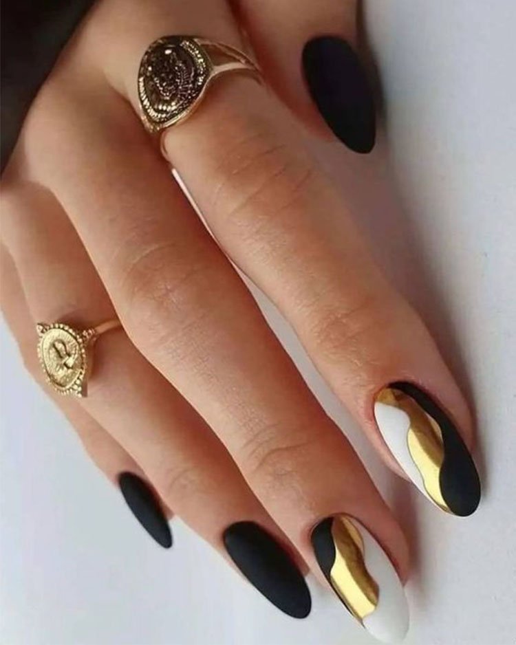 Красивые ногти с металлическими элементами