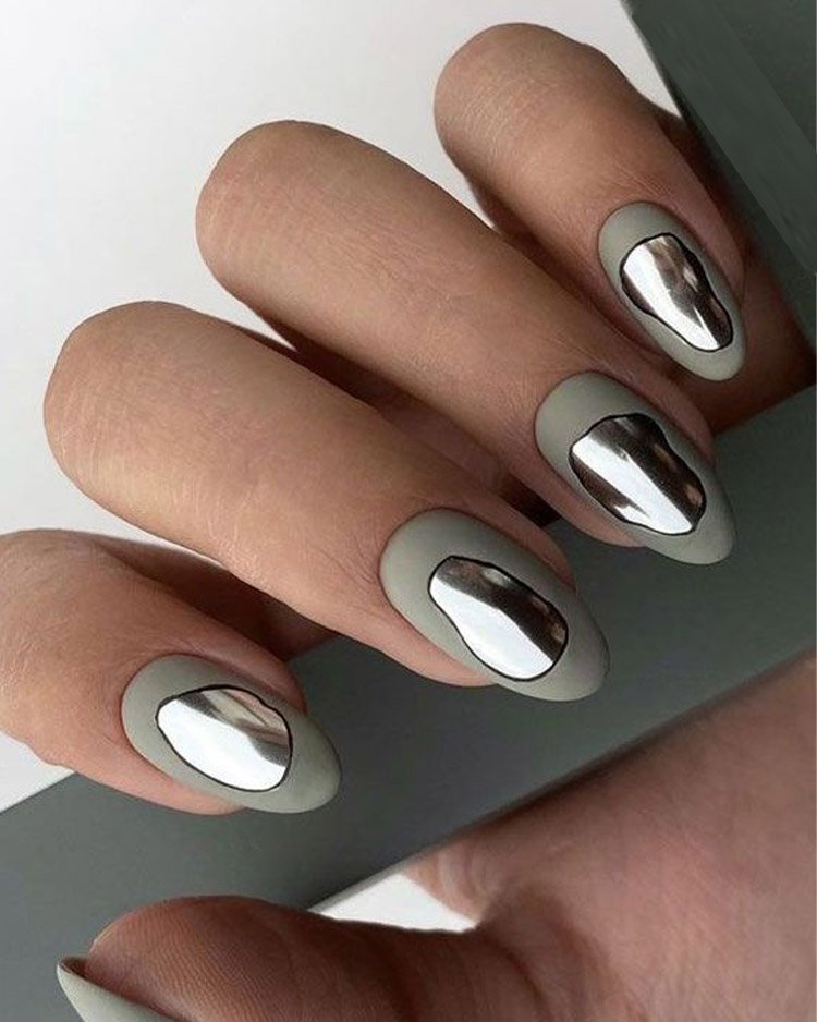 Ногти с серебряными металлическими вставками