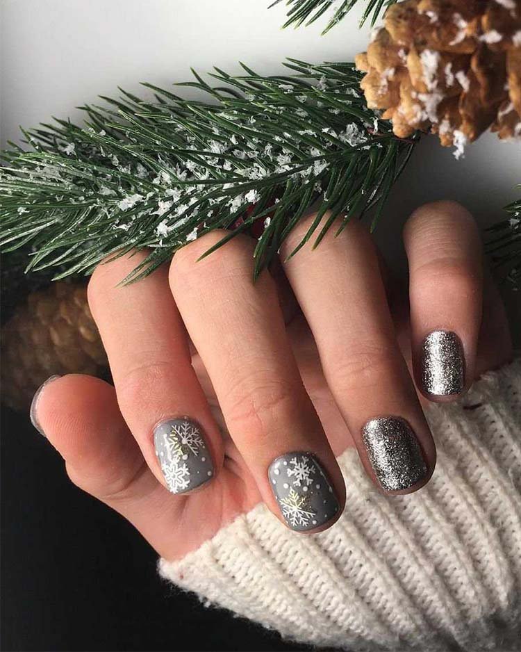 новогодний серый, серебряный маникюр на коротких ногтях со снежинками