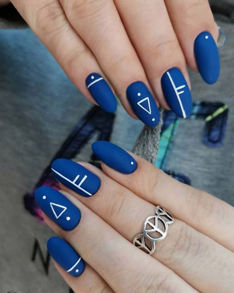 синие овальные ногти с геометрией