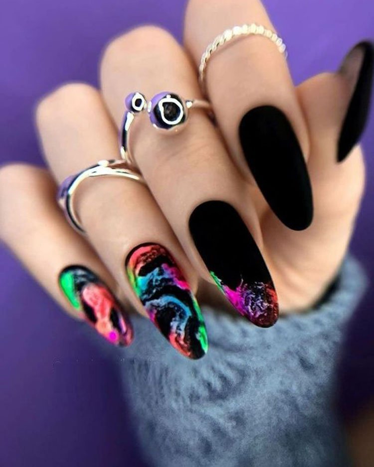 черные матовые длинные ногти с ярким дизайном абстракцией