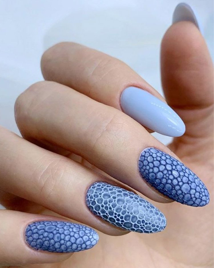 голубые длинные ногти с дизайном пузыри