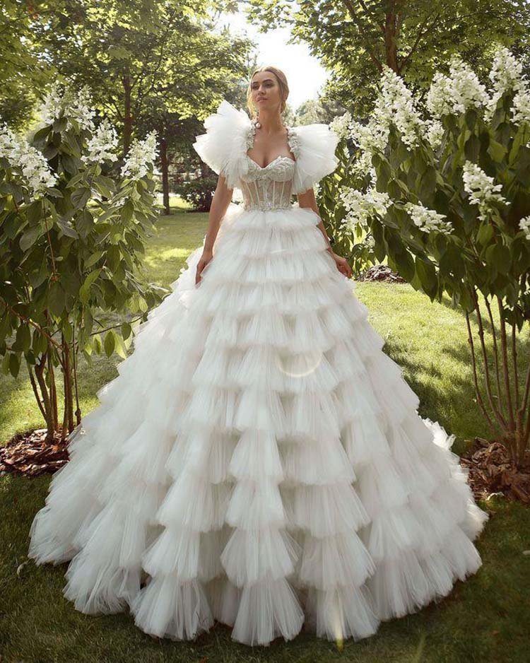 Пышное свадебное платье с корсетом и оборками