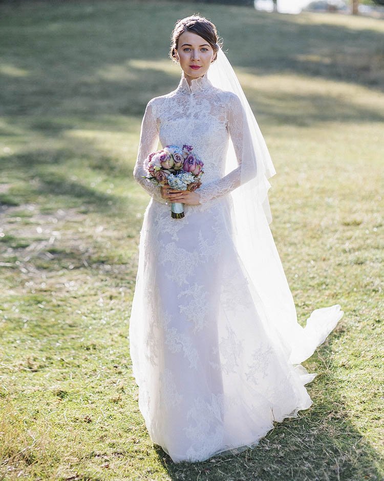 Свадебное платье с закрытым декольте