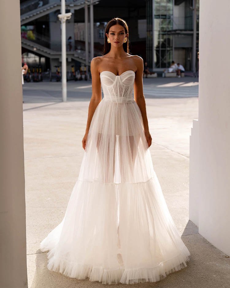Полупрозрачное длинное свадебное платье