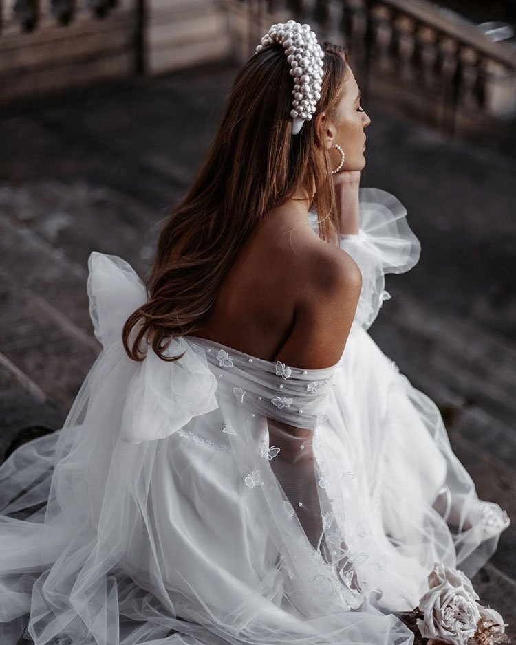 Свадебное платье с легким воздушным бантом