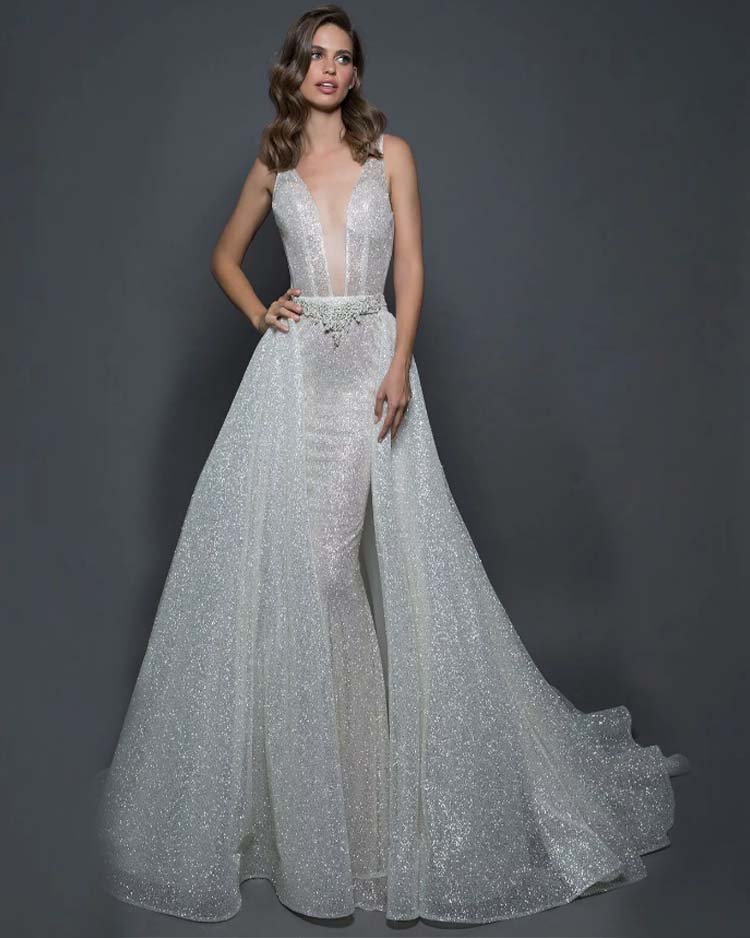 Блестящее свадебное платье с декольте