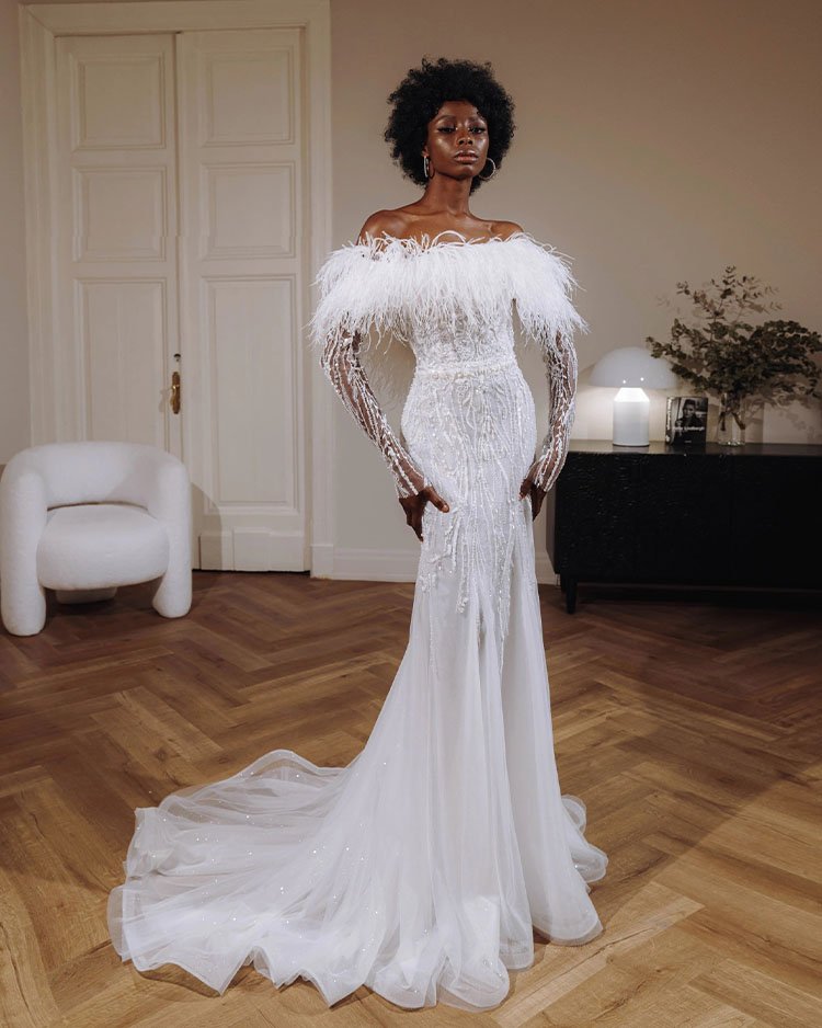 Облегающее свадебное платье с перьями