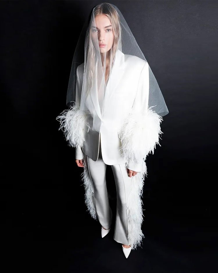 Свадебный костюм с перьями