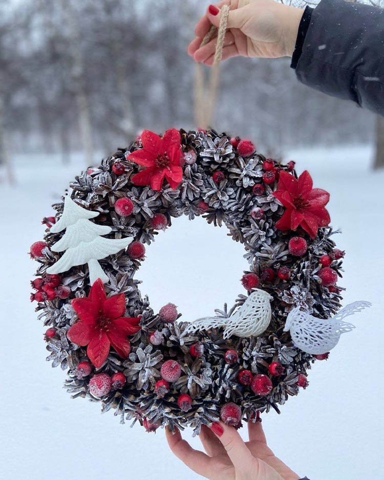 Новогодний венок из шишек