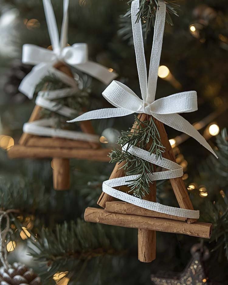Эко украшение на елку из палочек корицы