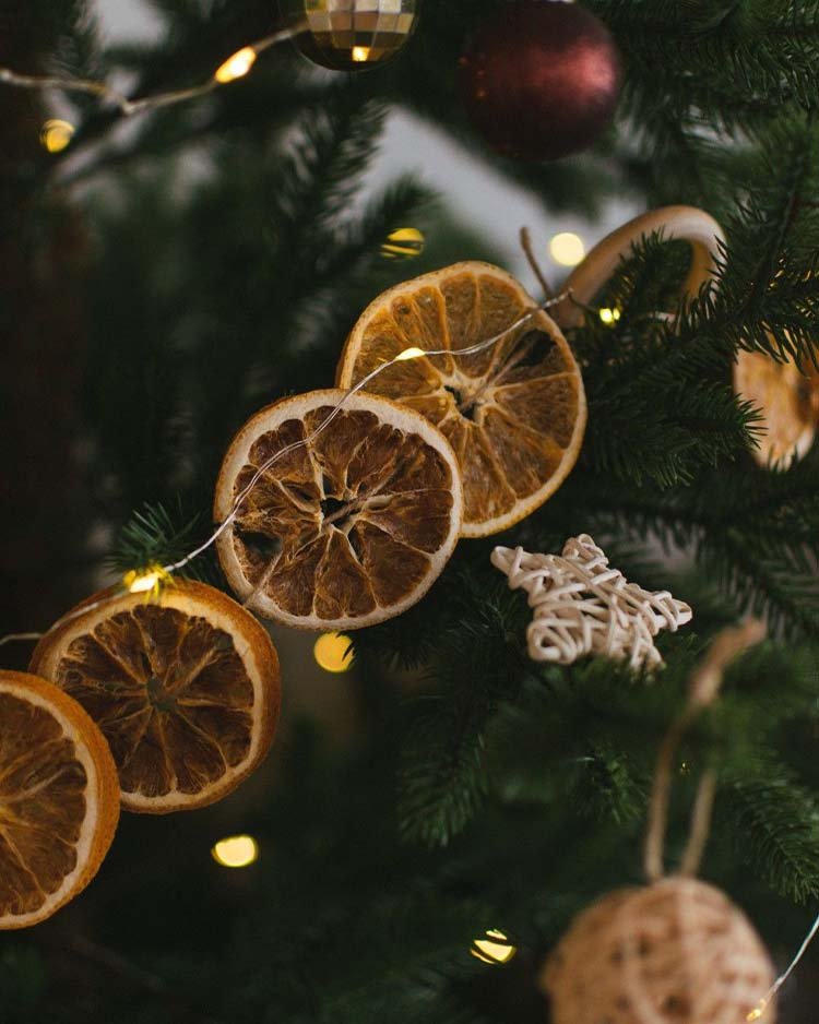 Гирлянды на елку из сушеных апельсинов