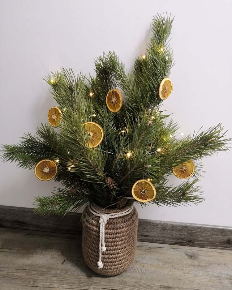 Елочные ветки в банке