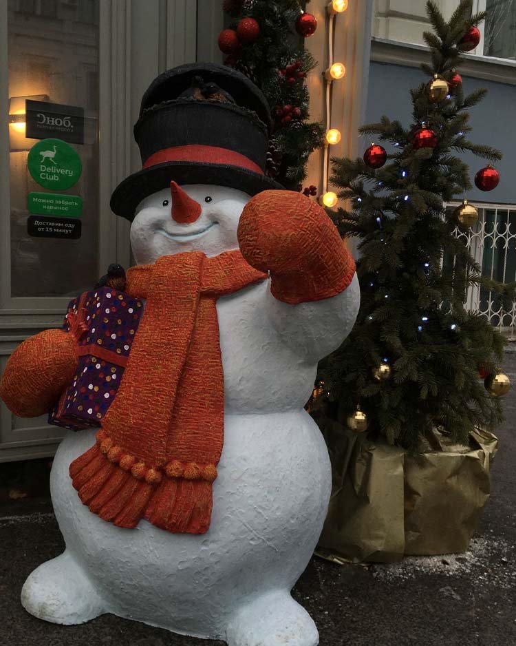 Снеговик во дворе - новогодний декор