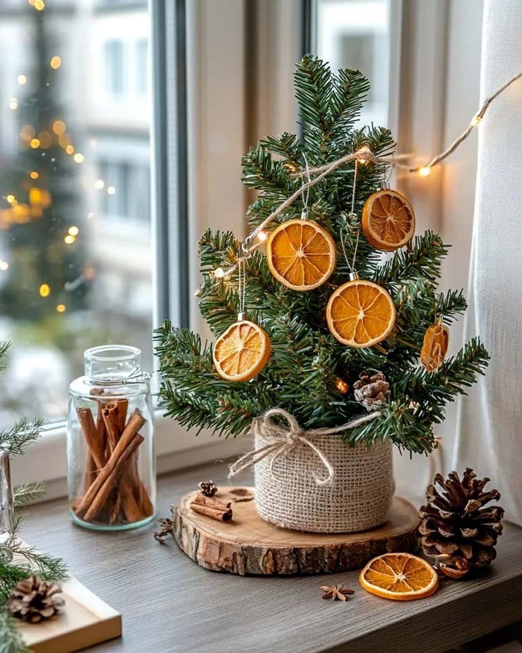 Маленькая елка на Новый год на подоконник, стол