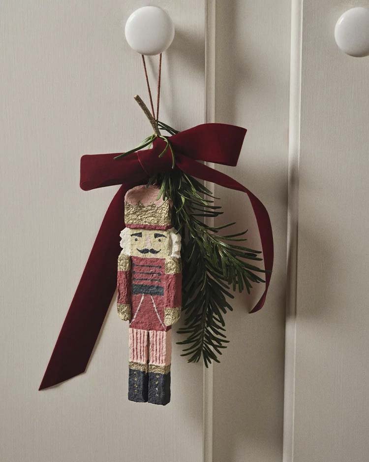 Новогодний декор на ручке двери