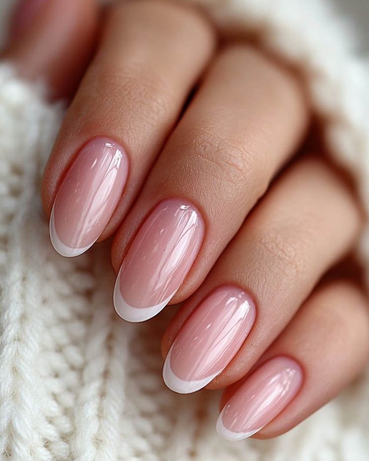 Классический френч на овальных ногтях