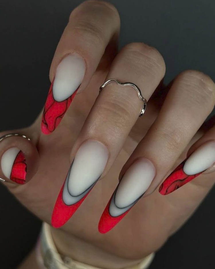Красный френч на длинных острых ногтях