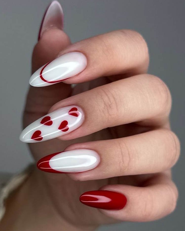 красный френч на миндалевидных ногтях
