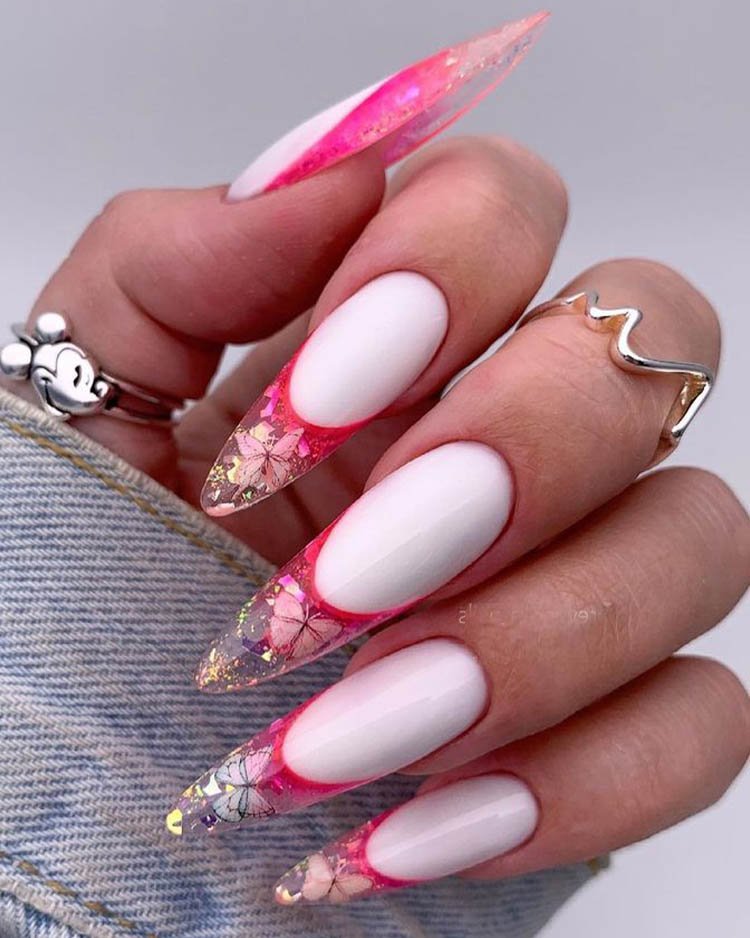 Розовый полупрозрачный френч на длинных острых ногтях