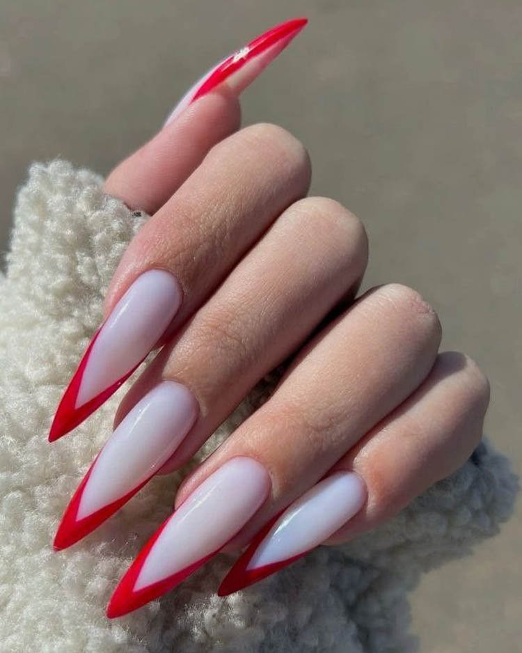 Красный френч на длинных ногтях