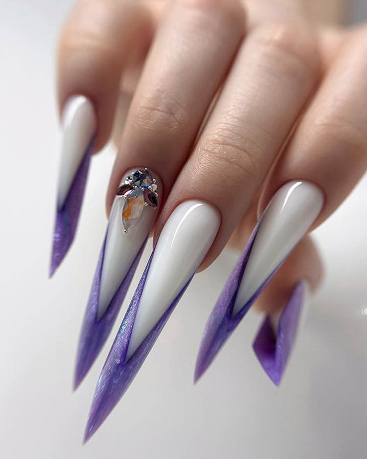 сиреневый френч на длинных ногтях стиллет