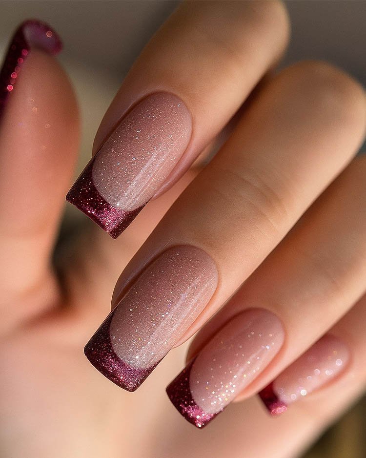 стильный бордовый френч с блестками