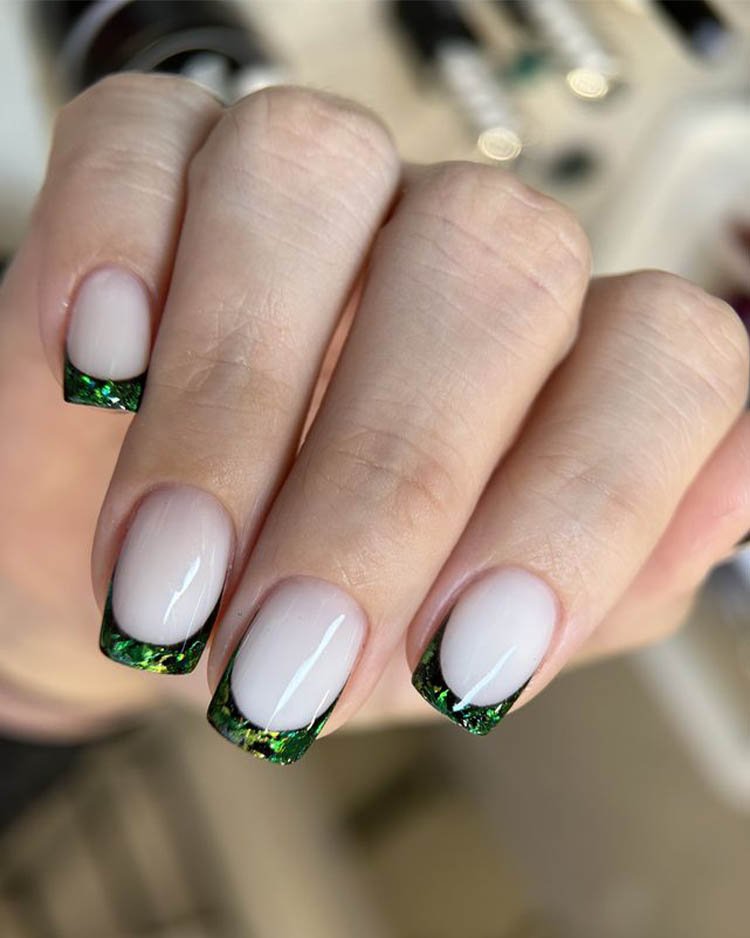 френч с зелеными блестящими кончиками