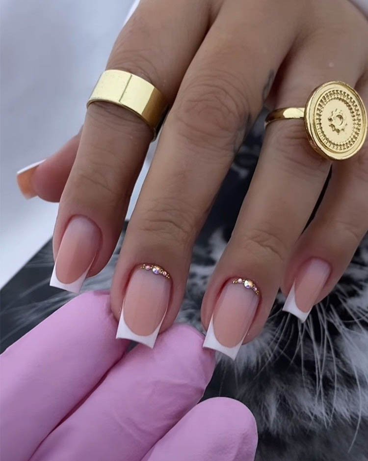 классический френч со стразами возле лунки