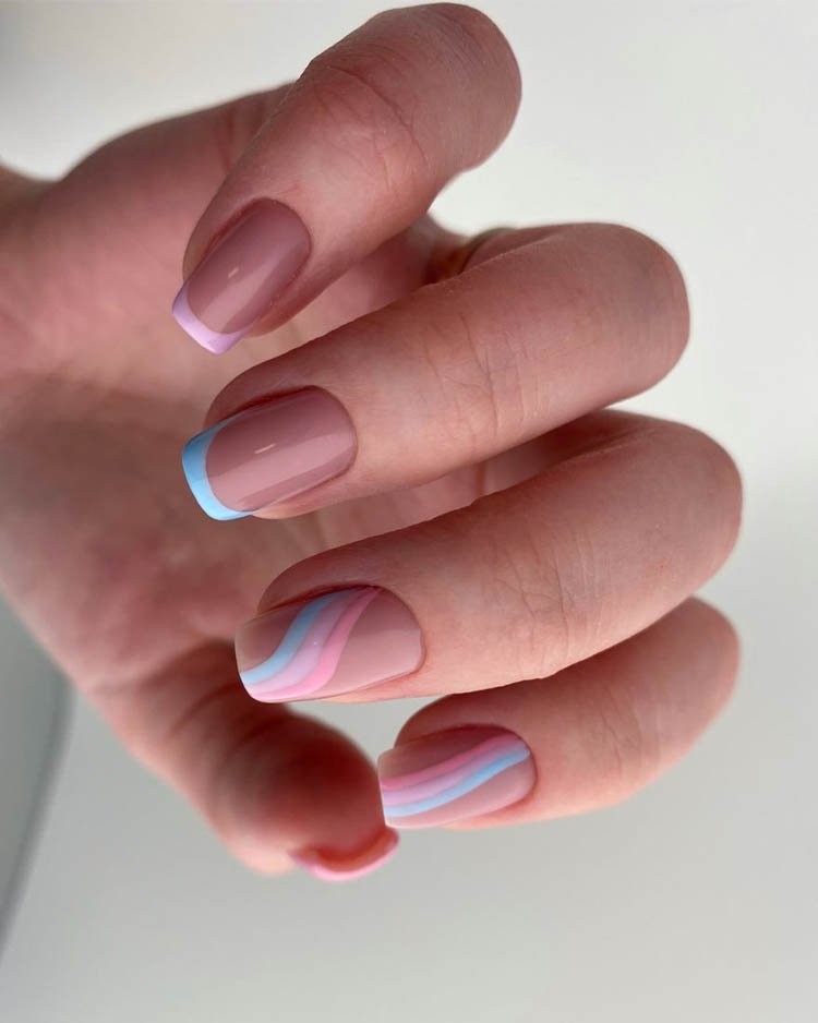 пастельный цветной френч с акцентным ногтем