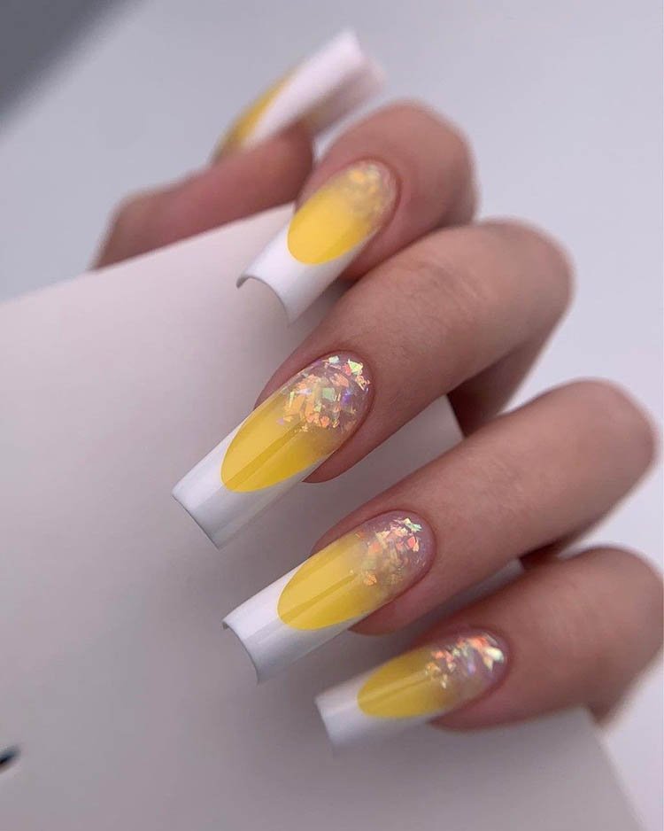 белый френч на желтой подложке с блестками