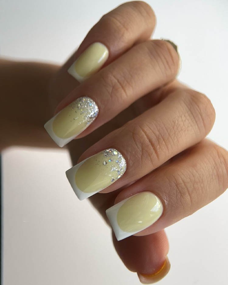 белый френч на нежно-зеленой подложке