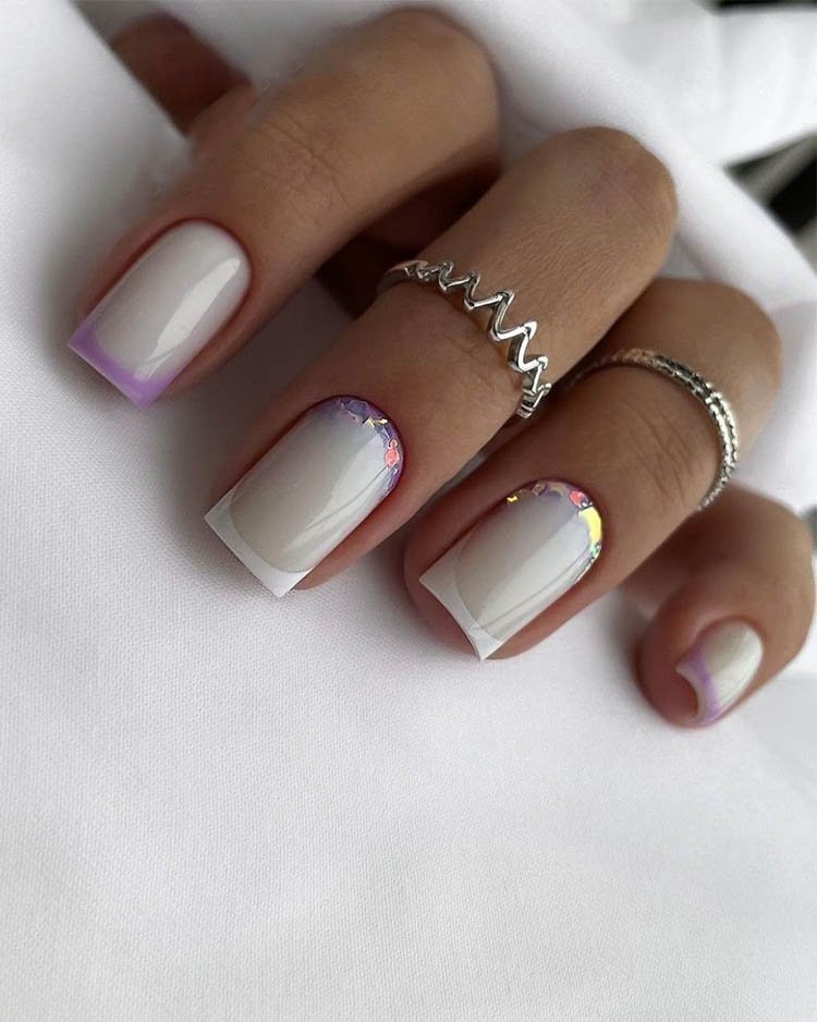 нежный лунный маникюр