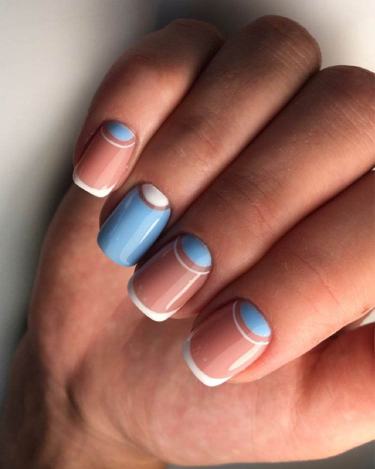 сине-белый лунный маникюр с негативным пространством