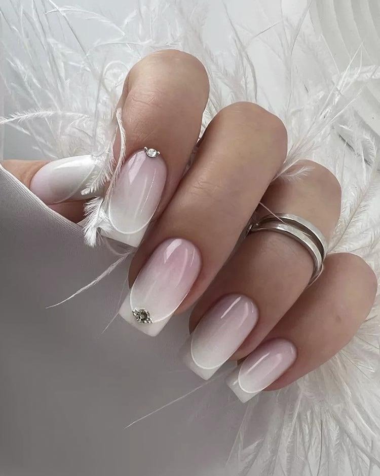 минималистичный френч градиент со стразами