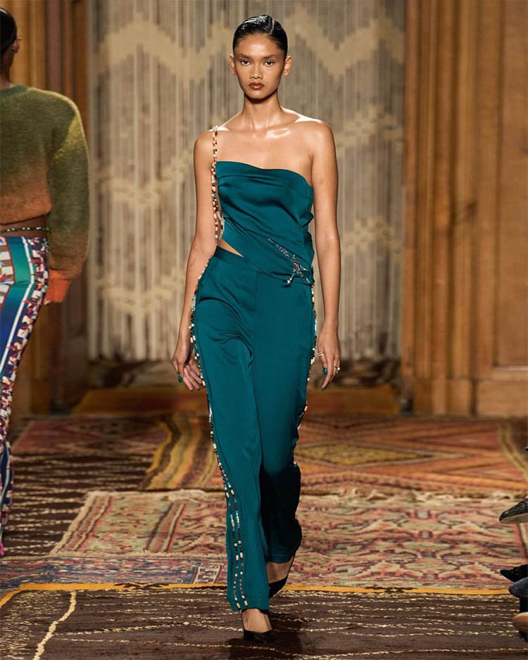 Образ в модном оттенке 2026 Transformative Teal