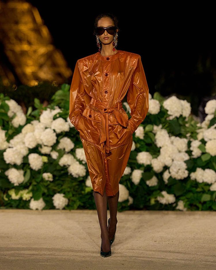 SAINT LAURENT SS26, плащ с объемными плечами и поясом