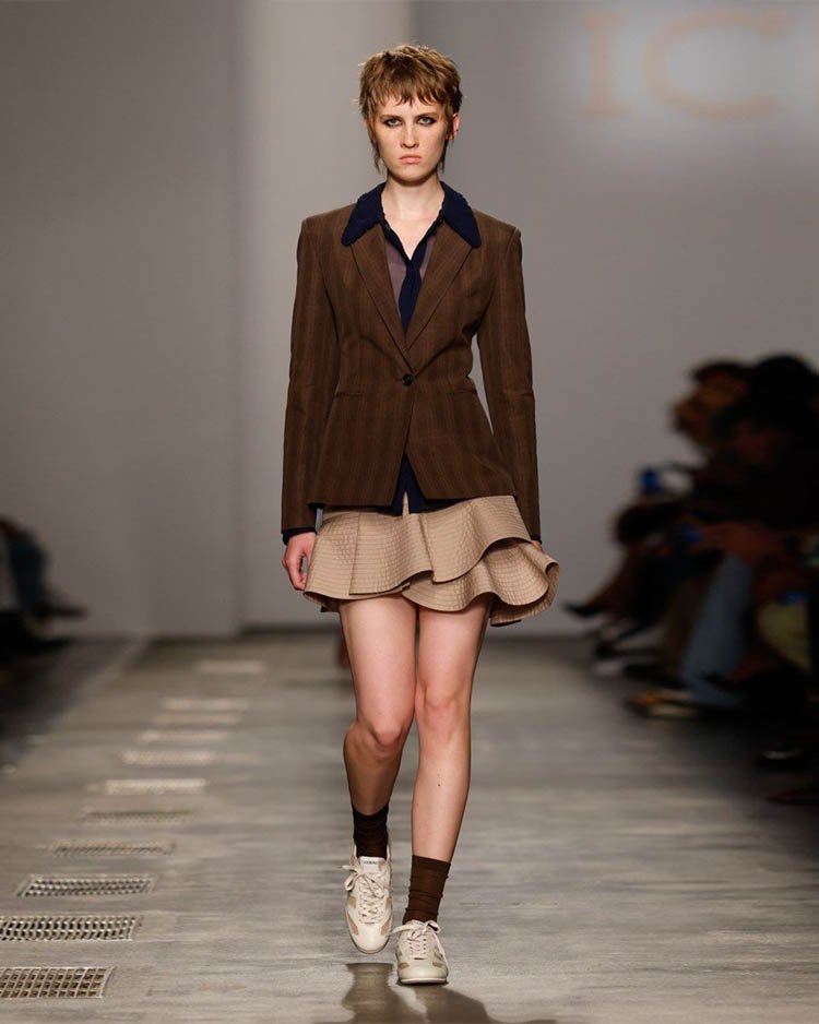 ICEBERG, коричневый пиджак и юбка мини с воланами, асимметричная