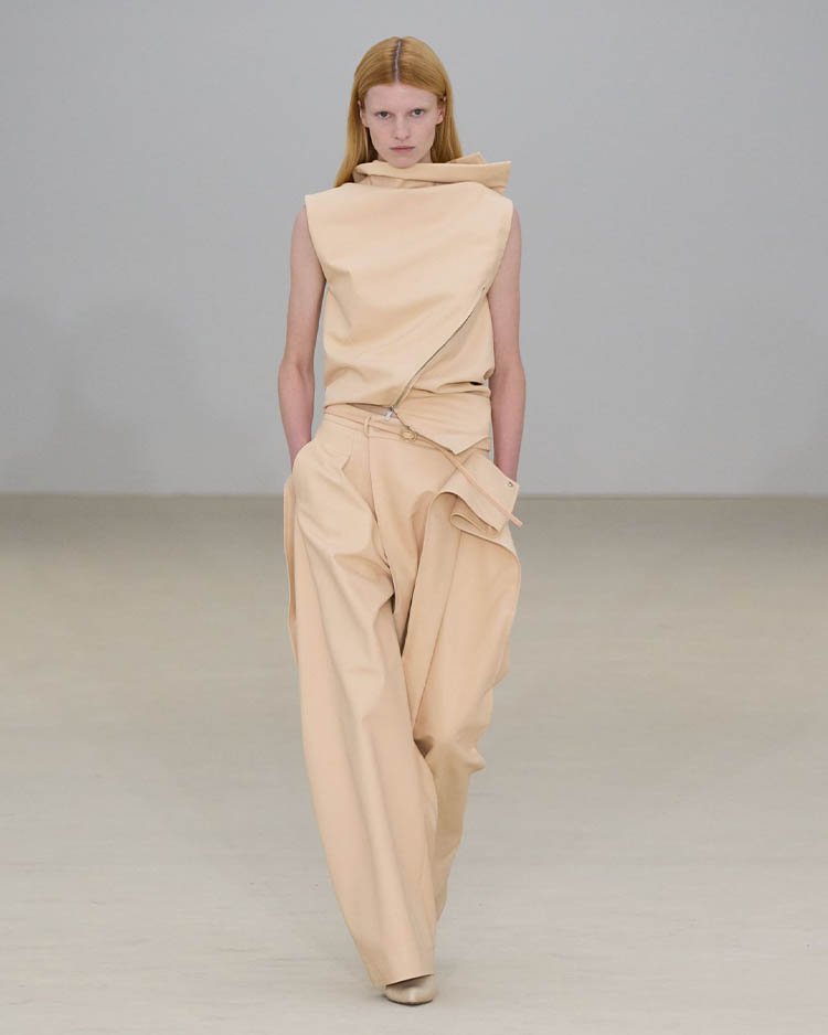 Коллекция Issey Miyake SS26, брючный костюм с топом