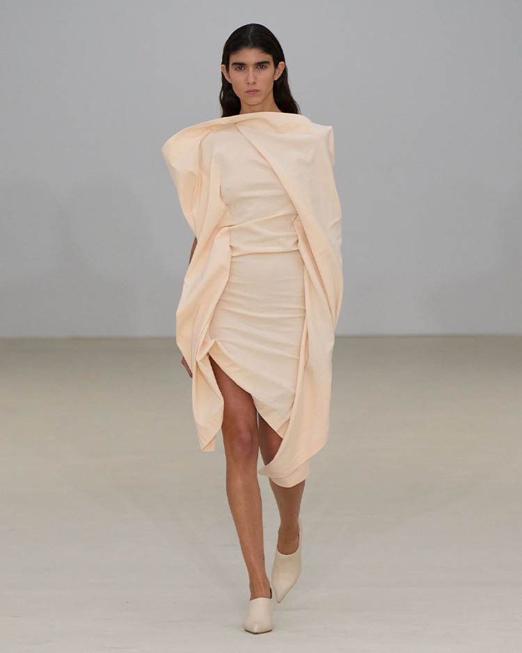 Коллекция Issey Miyake SS26, бежевое платье миди