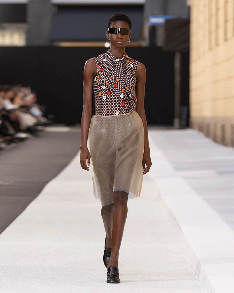 Maison Margiela Весна 2026: показ прет-а-порте, обзор коллекции и подиумный показ мод.