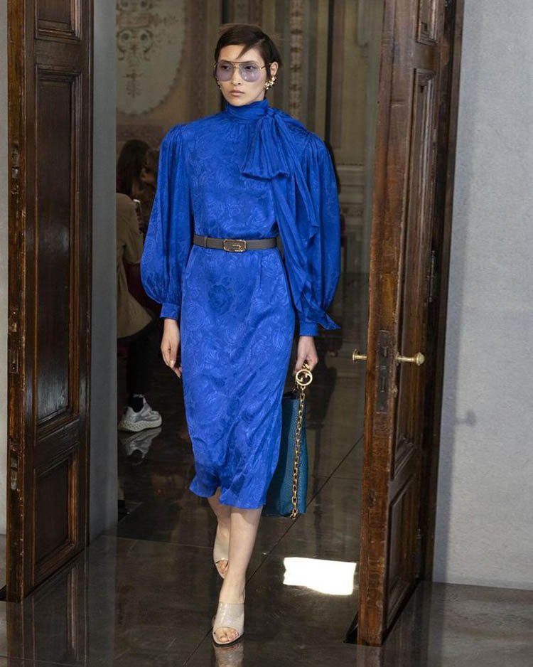 Круизная коллекция Гуччи, платье миди синее с цветочными мотивами